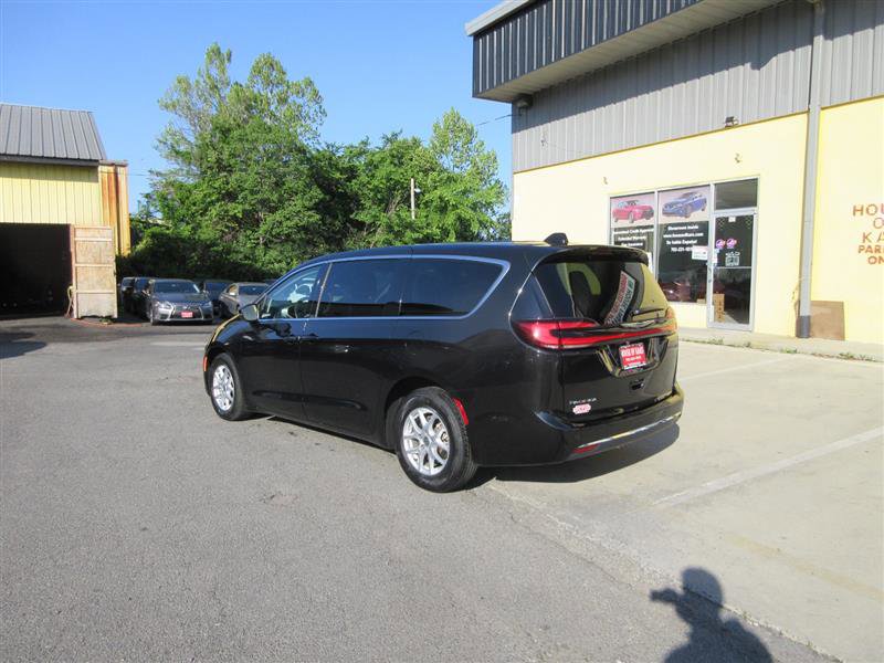 Used 2023 Chrysler Pacifica Touring-L FWD image 3