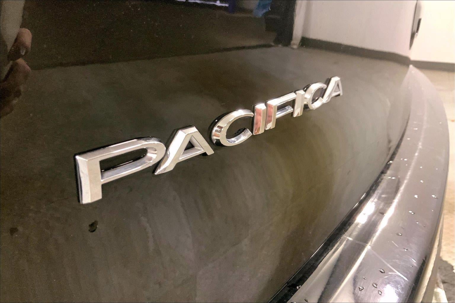 Used 2024 Chrysler Pacifica Touring-L FWD image 8