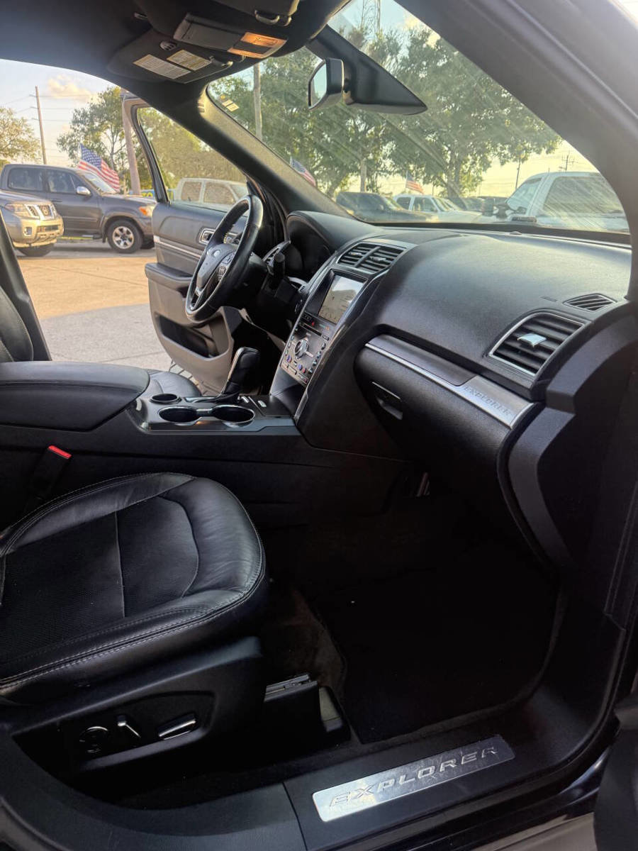 Used 2018 Ford Explorer Limited w/ Equipment Group 301A FWD image 17