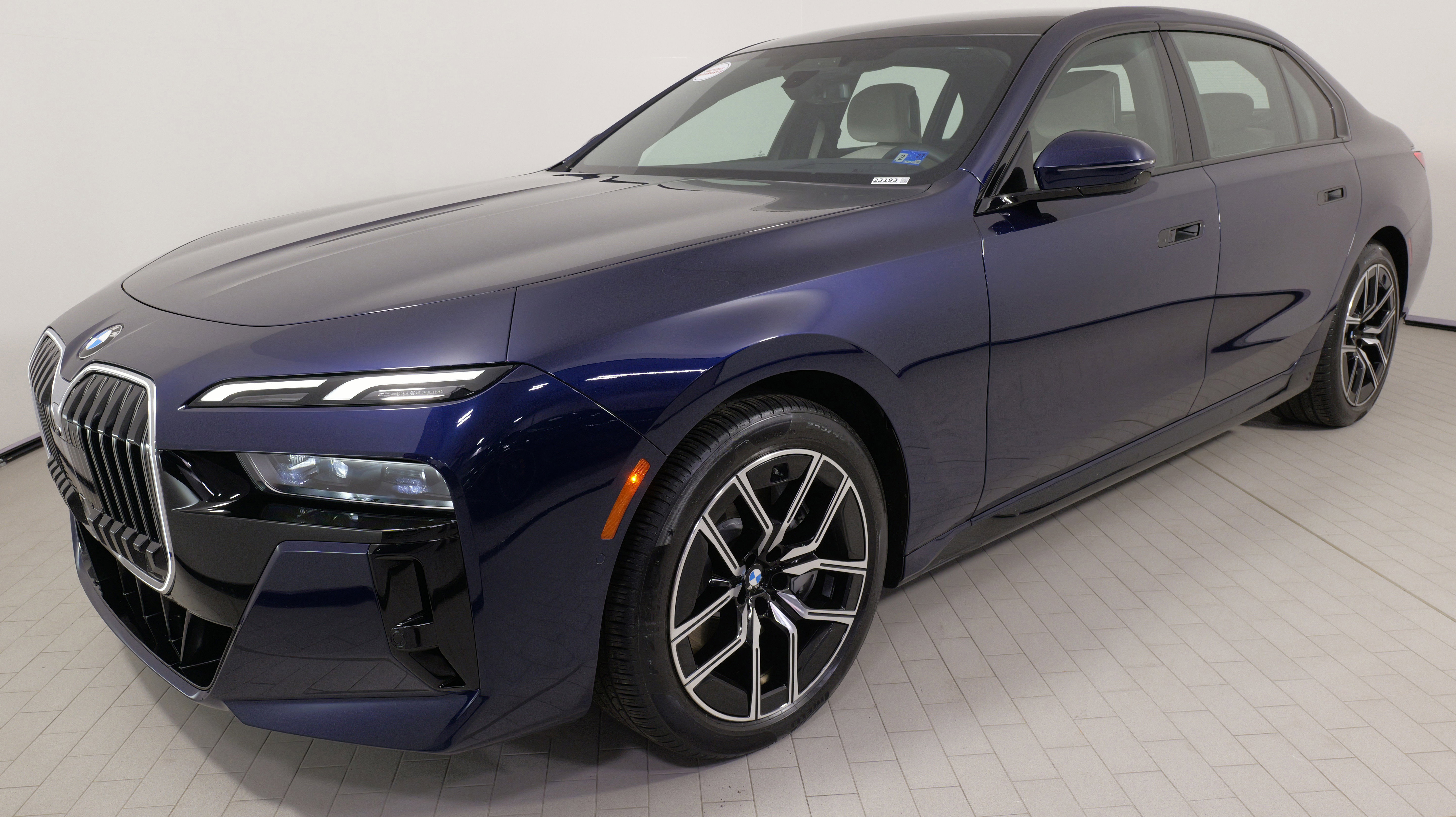 Used 2023 BMW 760i xDrive image 3