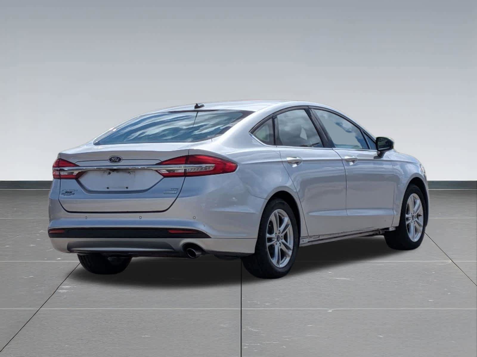 Used 2018 Ford Fusion SE w/ Fusion SE Technology Package FWD image 5