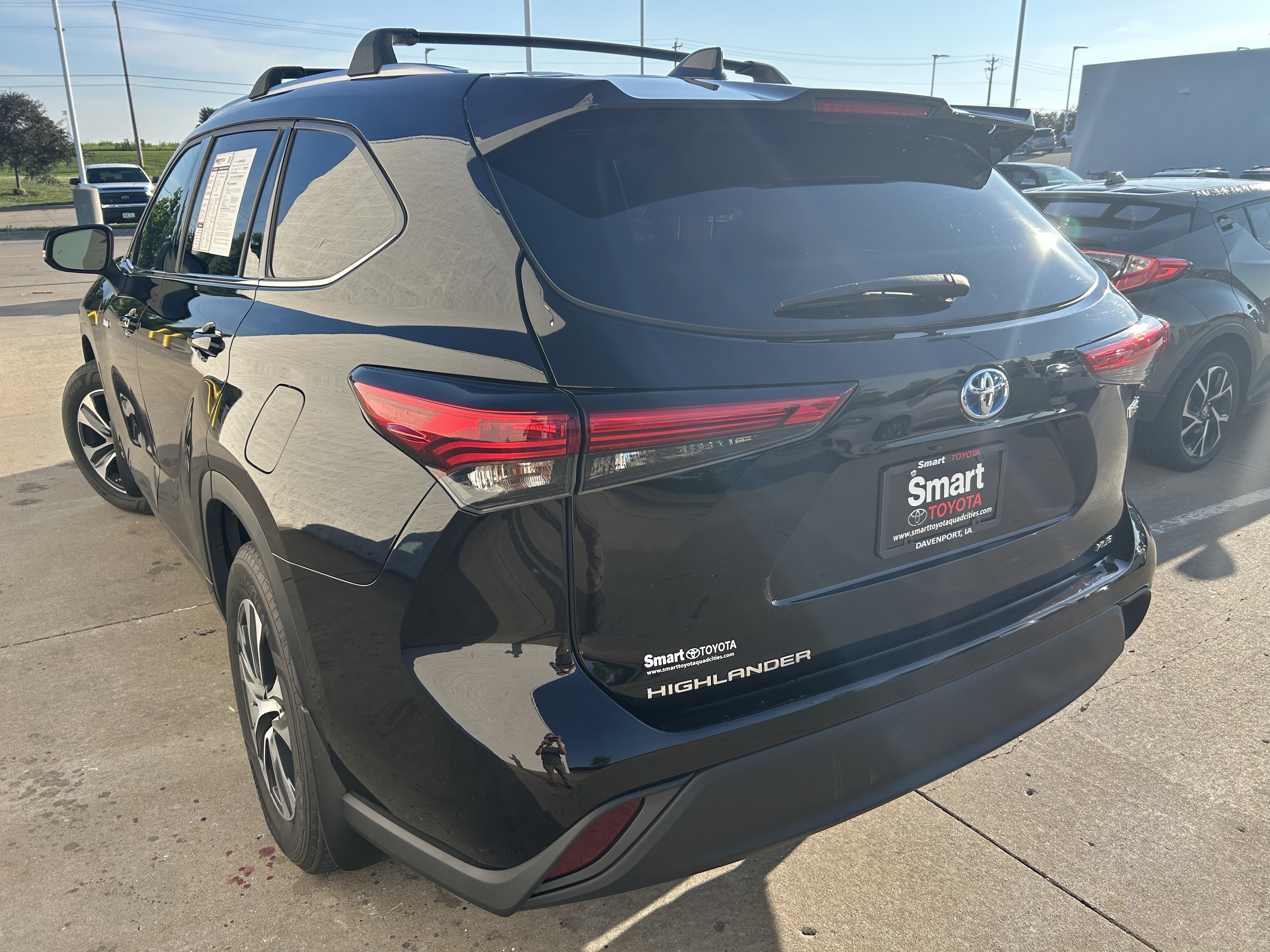 Used 2021 Toyota Highlander XLE AWD/4WD image 4