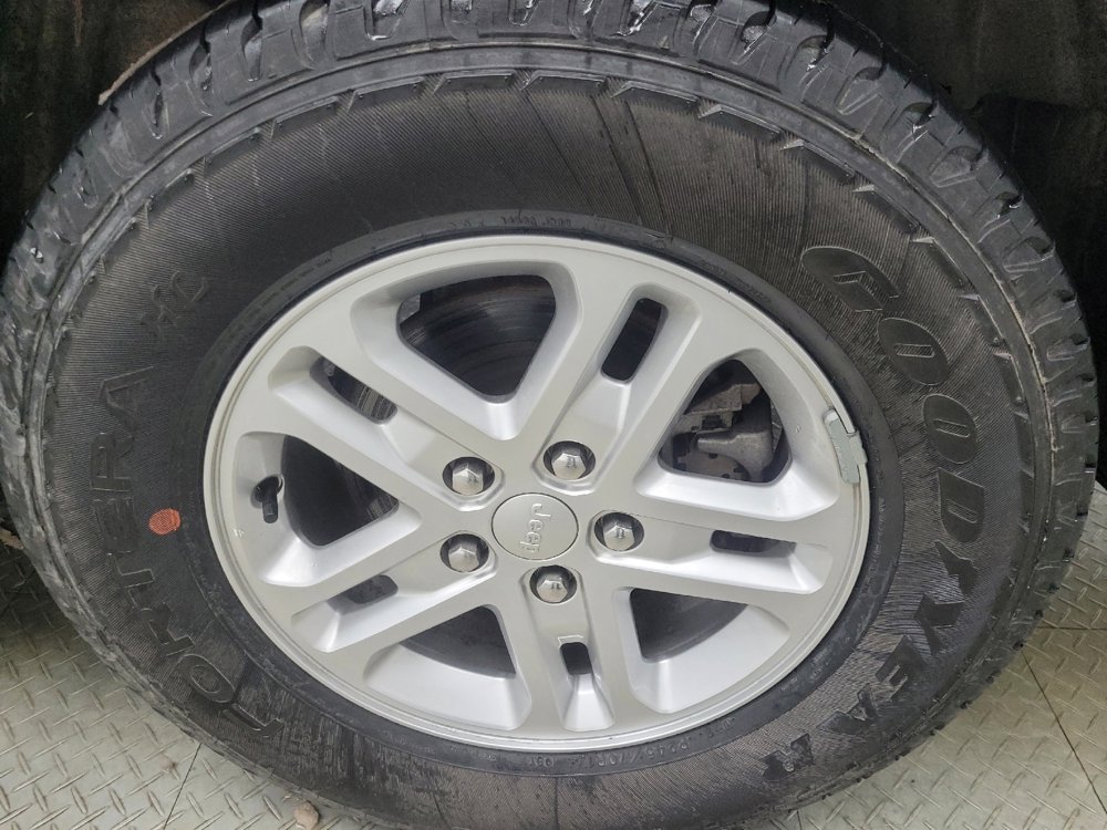 Used 2023 Jeep Grand Cherokee Laredo image 31