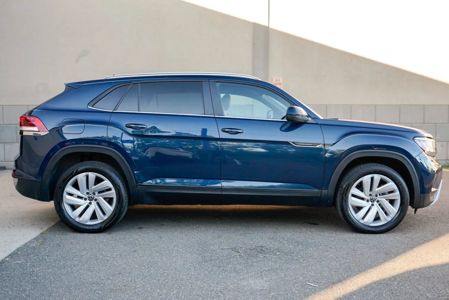 Used 2023 Volkswagen Atlas Cross Sport SE w/ Panoramic Sunroof Package AWD/4WD image 4
