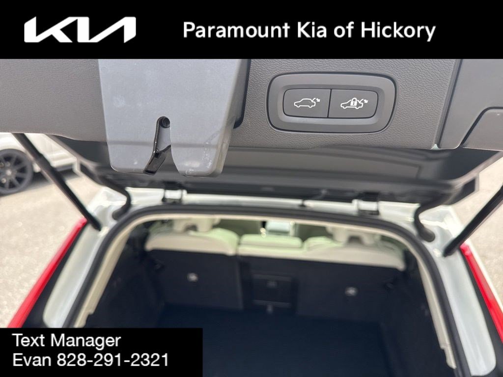 Used 2022 Volvo XC60 T8 Inscription image 11