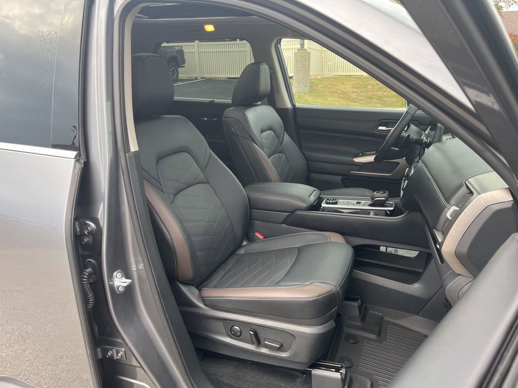 Used 2025 Nissan Pathfinder Platinum w/ Cargo Package image 22