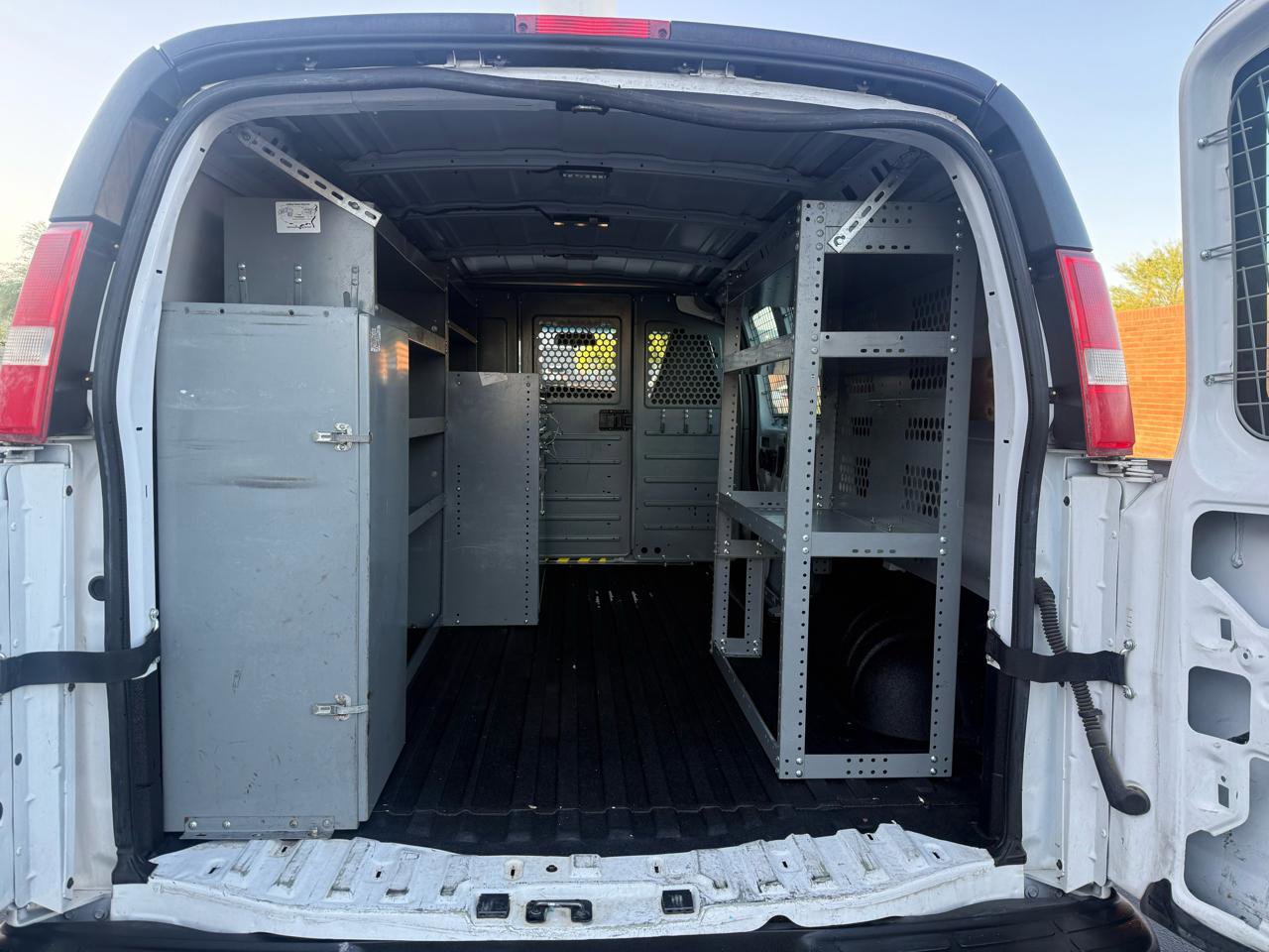 Used 2017 Chevrolet Express 2500 RWD image 18