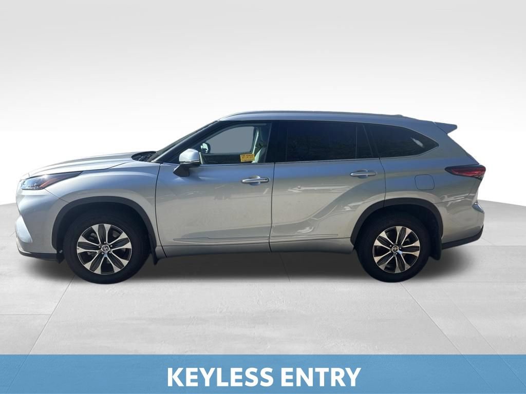 Used 2022 Toyota Highlander XLE AWD/4WD image 3