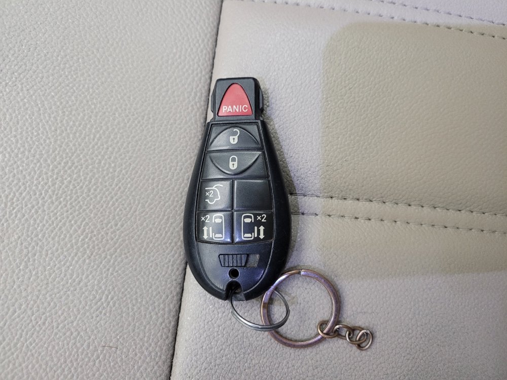 Used 2016 Chrysler Town & Country Touring FWD image 32