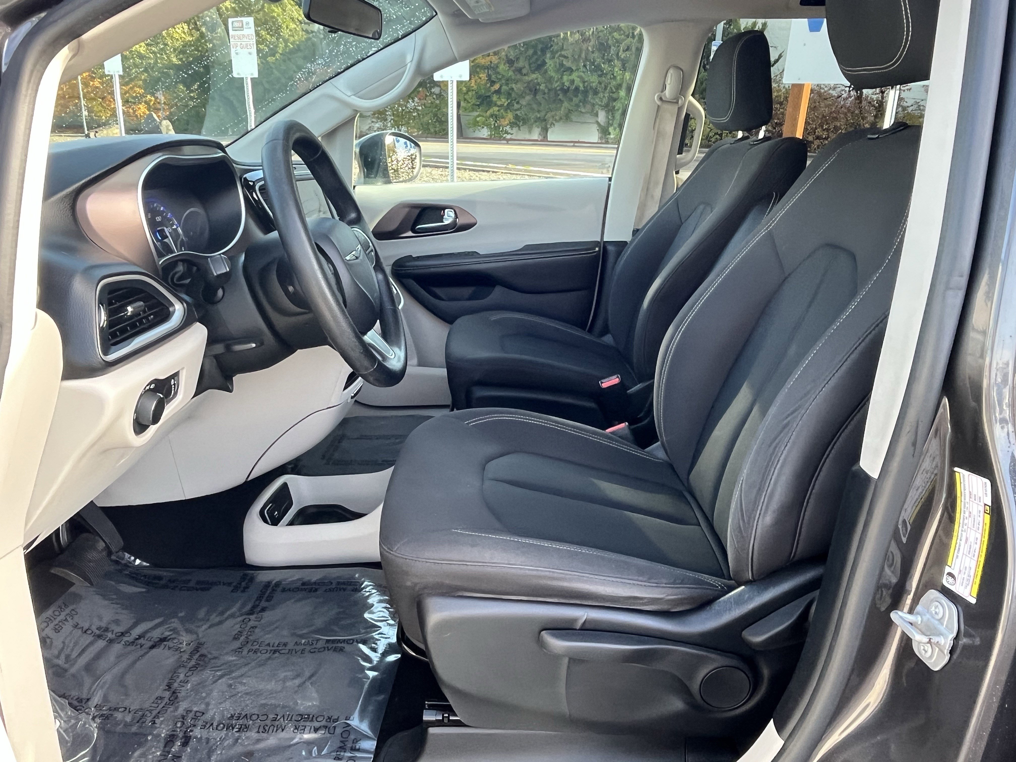 Used 2020 Chrysler Voyager L image 10