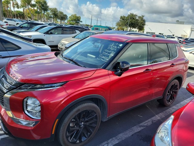 Used 2024 Mitsubishi Outlander SE Black Edition image 2