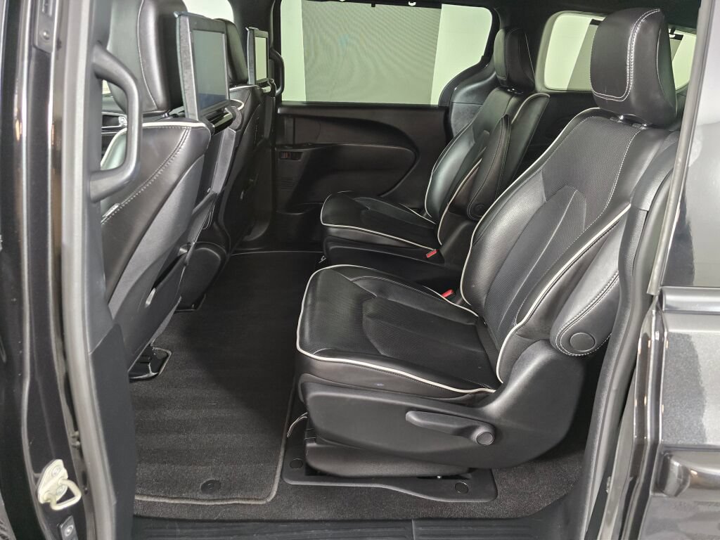 Used 2023 Chrysler Pacifica Limited w/ Uconnect Theater Family Group FWD image 36