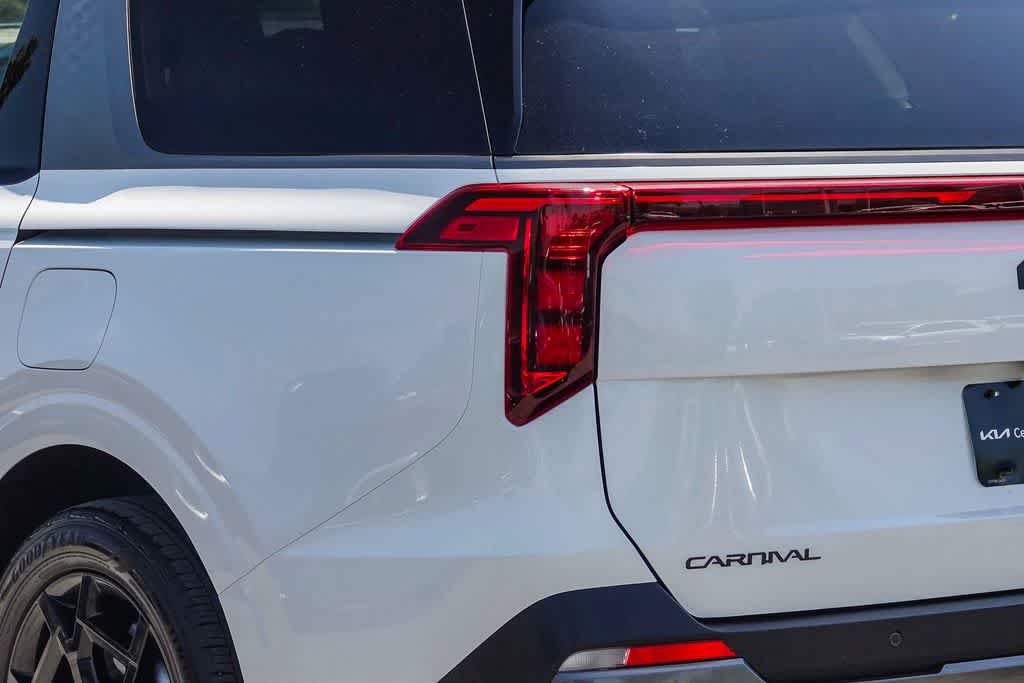 Certified 2025 Kia Carnival SX w/ SX Dark Edition Package FWD image 7