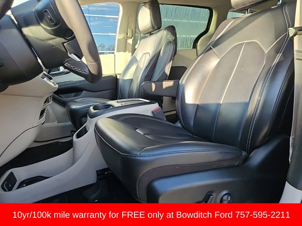 Used 2023 Chrysler Pacifica Touring-L image 10