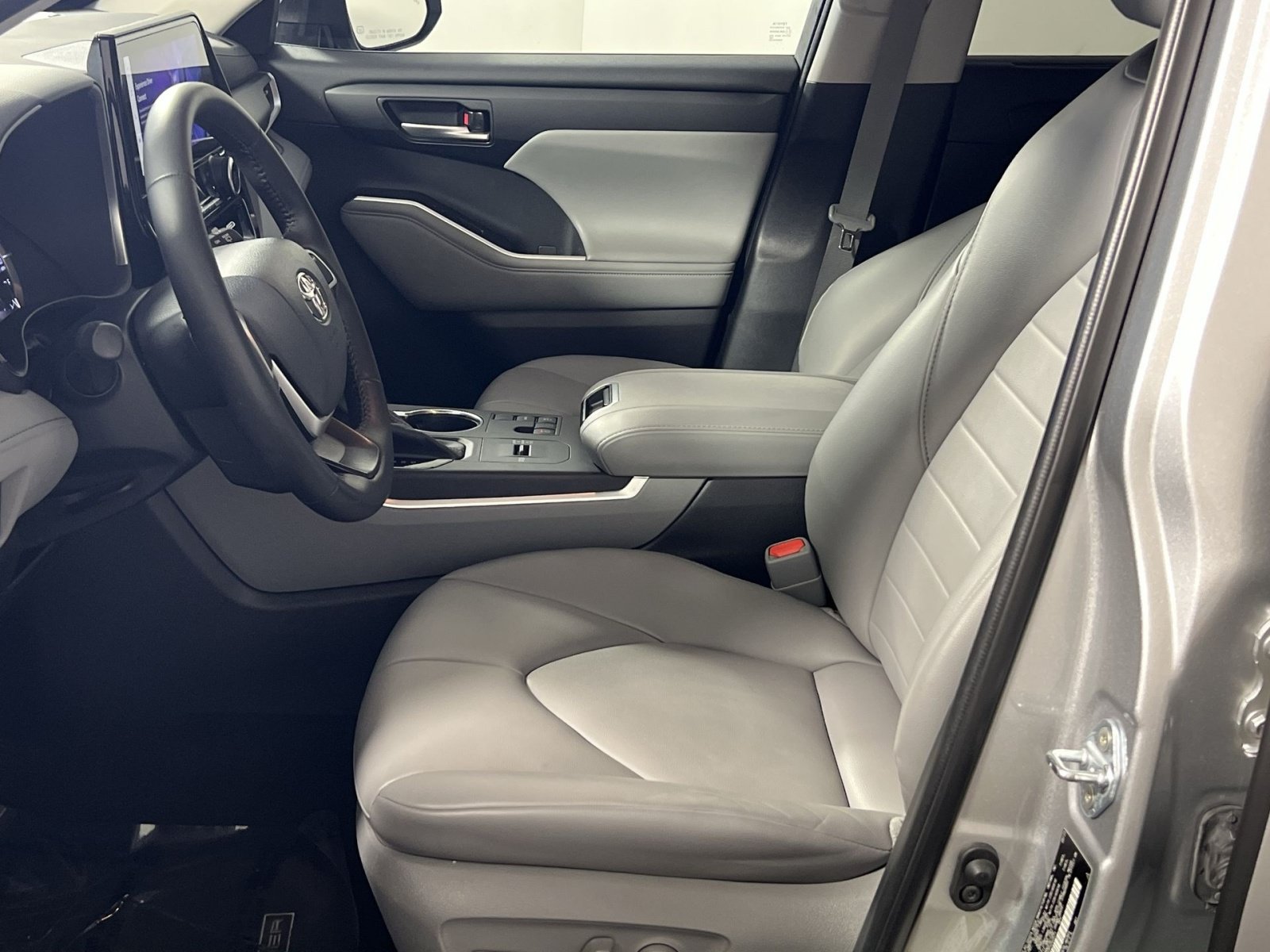 Used 2023 Toyota Highlander XLE FWD image 10