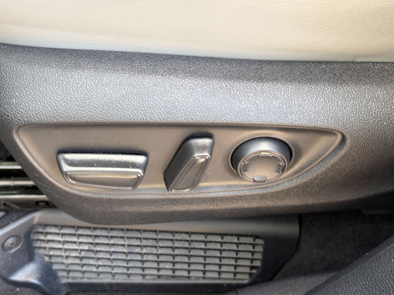 Used 2025 Toyota Sienna XLE FWD image 22