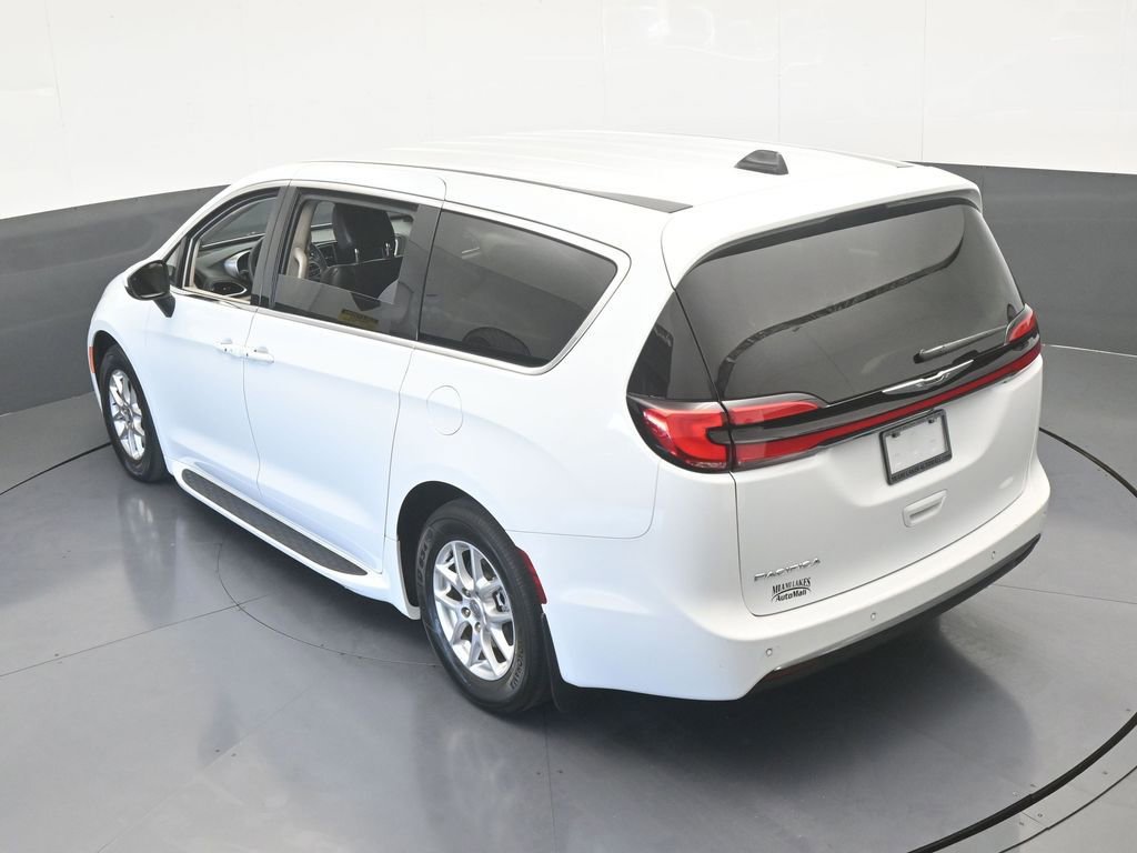 Used 2023 Chrysler Pacifica Touring-L image 51