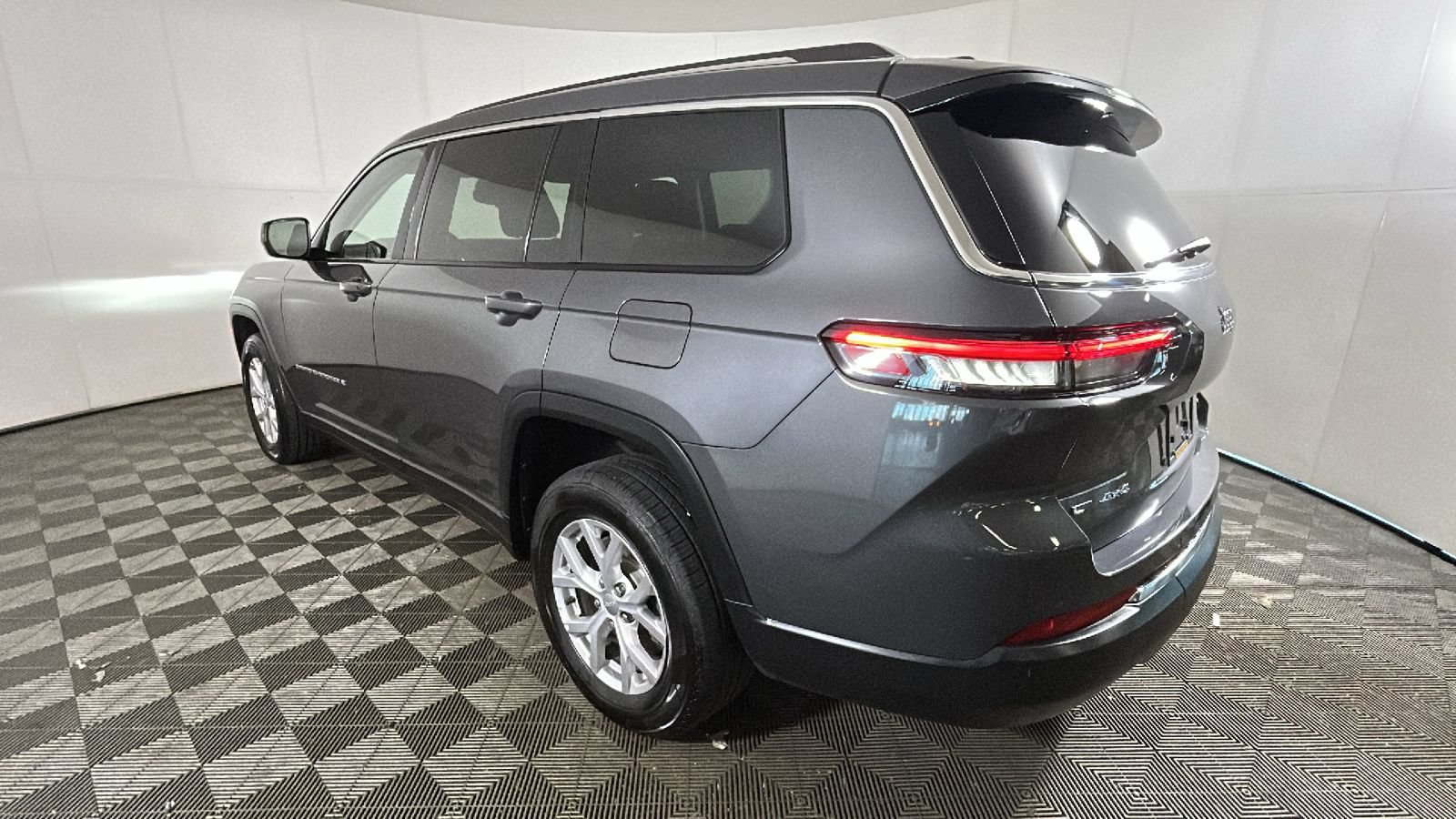 Used 2021 Jeep Grand Cherokee L Laredo w/ Luxury Tech Group I AWD/4WD image 5