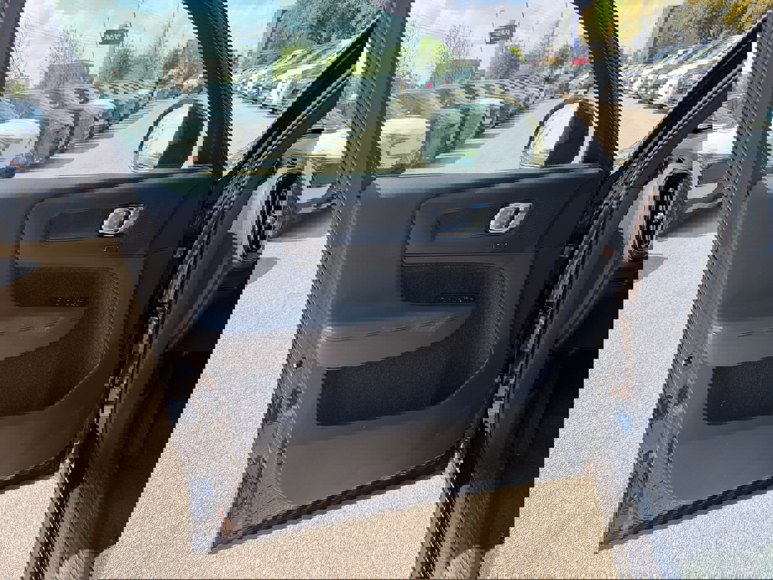 Certified 2024 Volvo XC40 B5 Core image 21