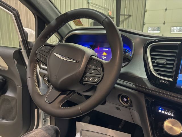 Used 2023 Chrysler Pacifica Touring image 15