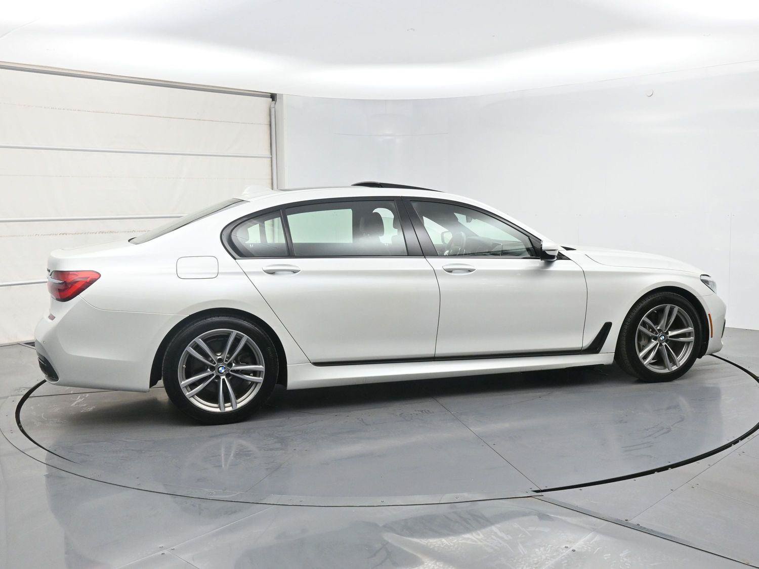 Used 2019 BMW 750i xDrive w/ M Sport Package AWD/4WD image 26