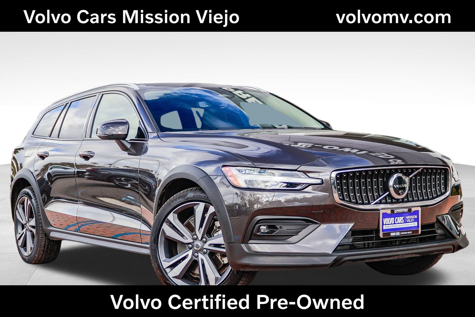 Used 2025 Volvo V60 B5 Cross Country Plus image 1