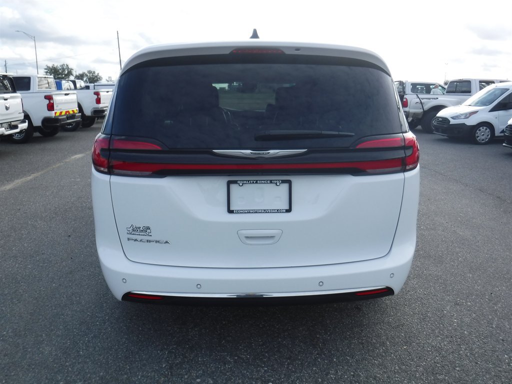 Used 2023 Chrysler Pacifica Touring-L FWD image 5