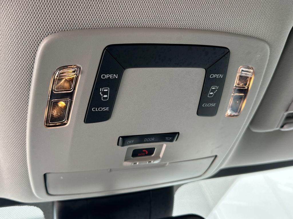 Used 2025 Toyota Sienna LE image 31