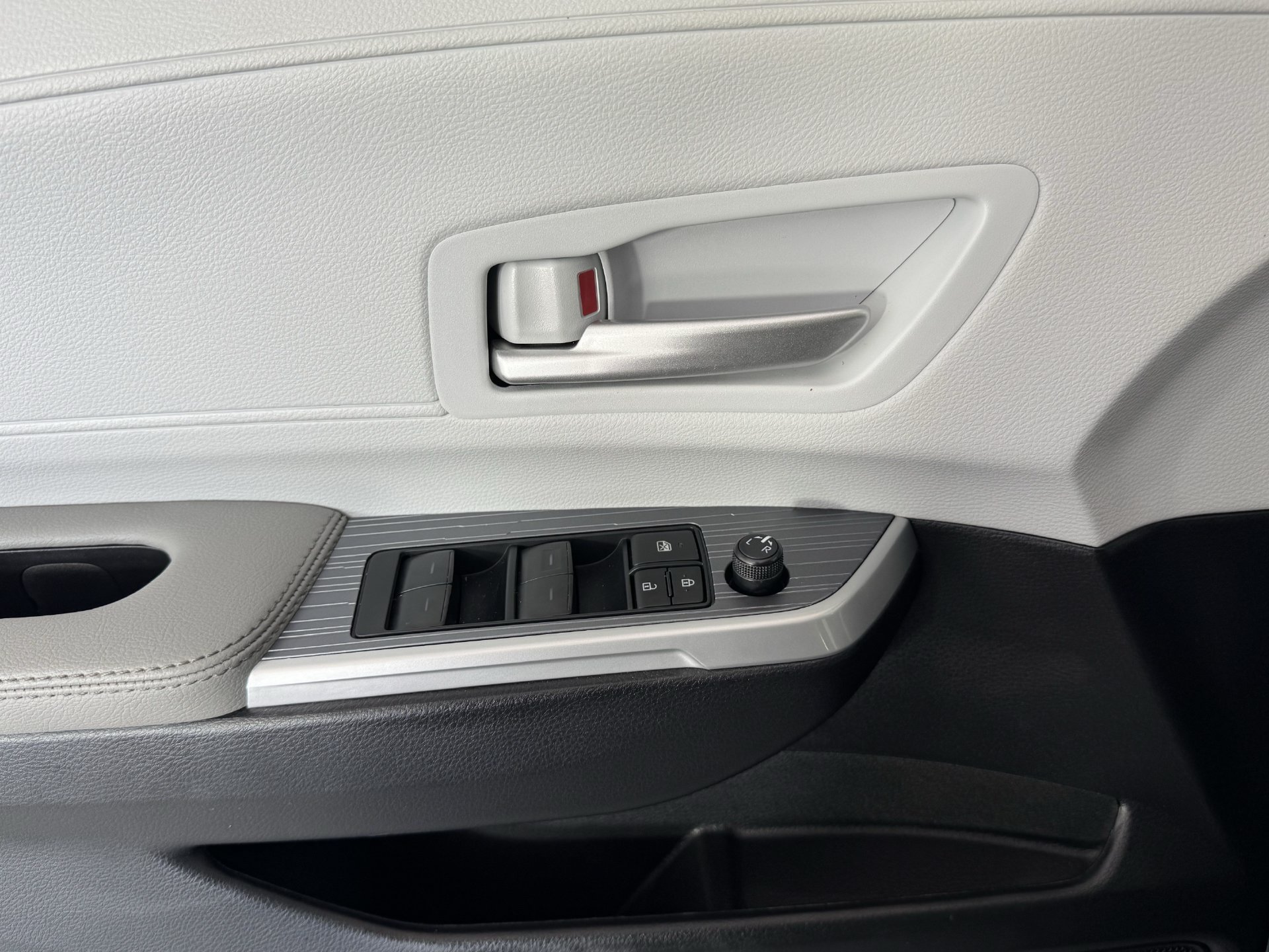 Certified 2026 Toyota Sienna XLE FWD image 14