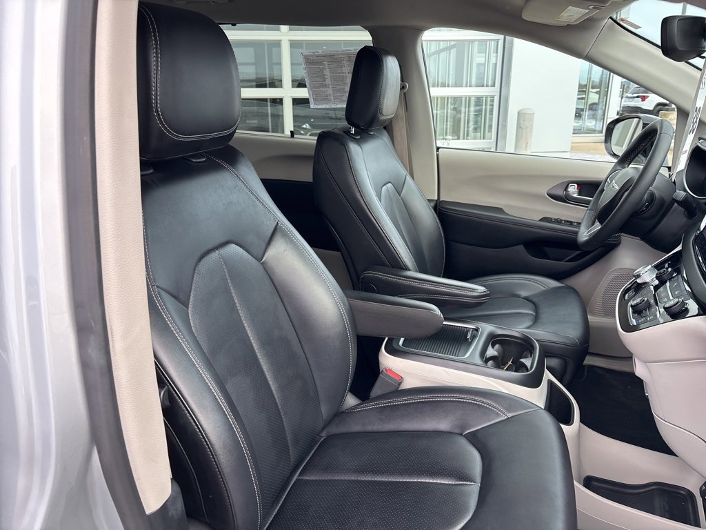 Used 2024 Chrysler Pacifica Touring-L image 27