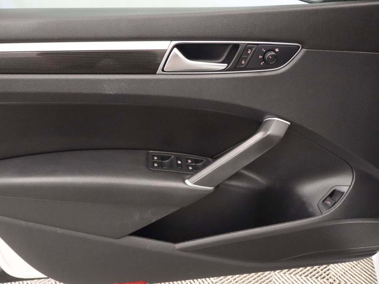 Used 2018 Volkswagen Passat GT FWD image 18