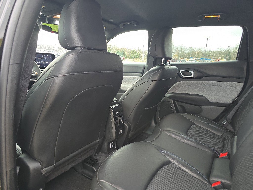 Used 2025 Jeep Compass Latitude image 10