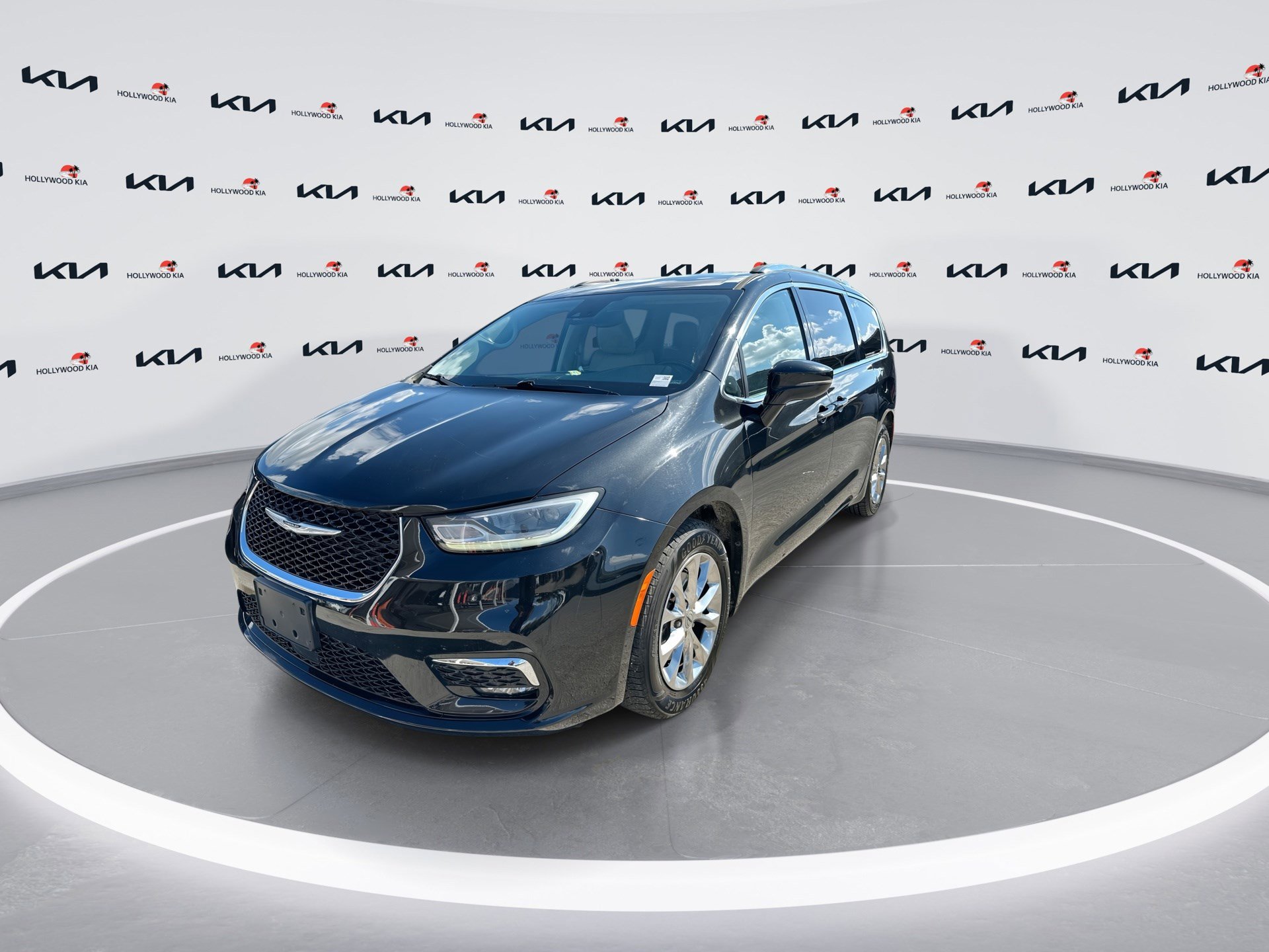 Used 2021 Chrysler Pacifica Touring-L FWD image 4