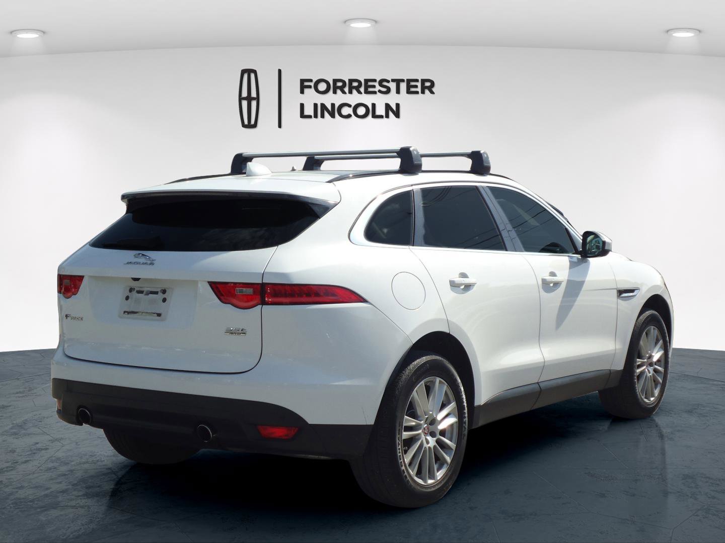 Used 2018 Jaguar F-PACE Prestige image 3