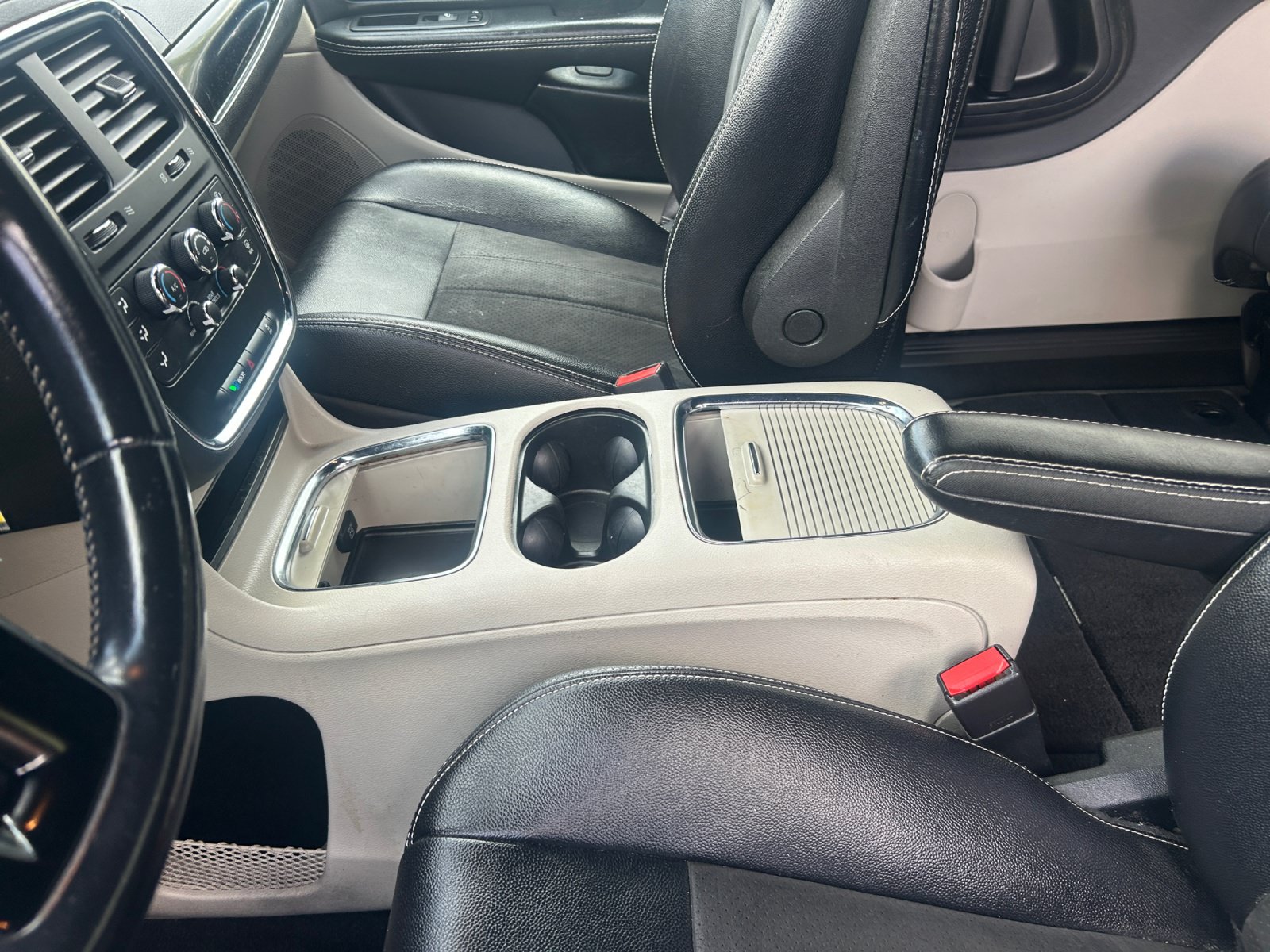 Used 2019 Dodge Grand Caravan SXT FWD image 15