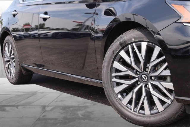 Certified 2025 Nissan Altima 2.5 SV FWD image 3
