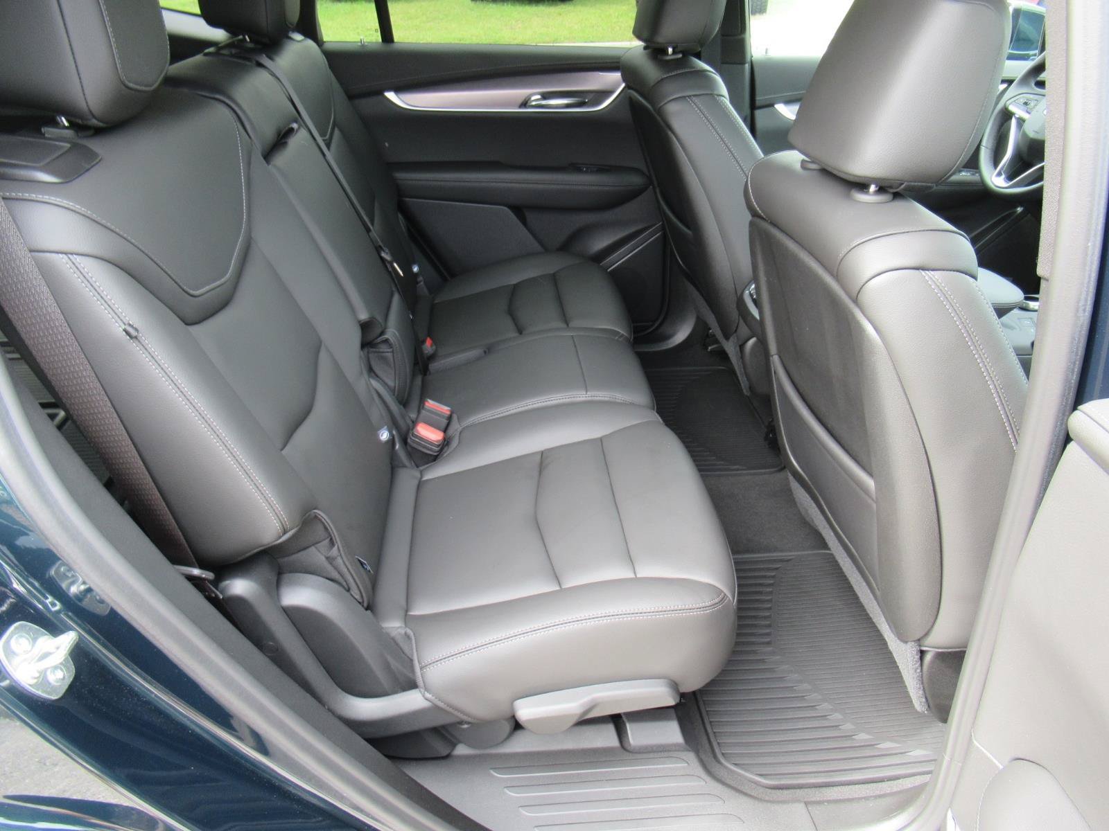 Certified 2025 Cadillac XT6 Luxury FWD image 32