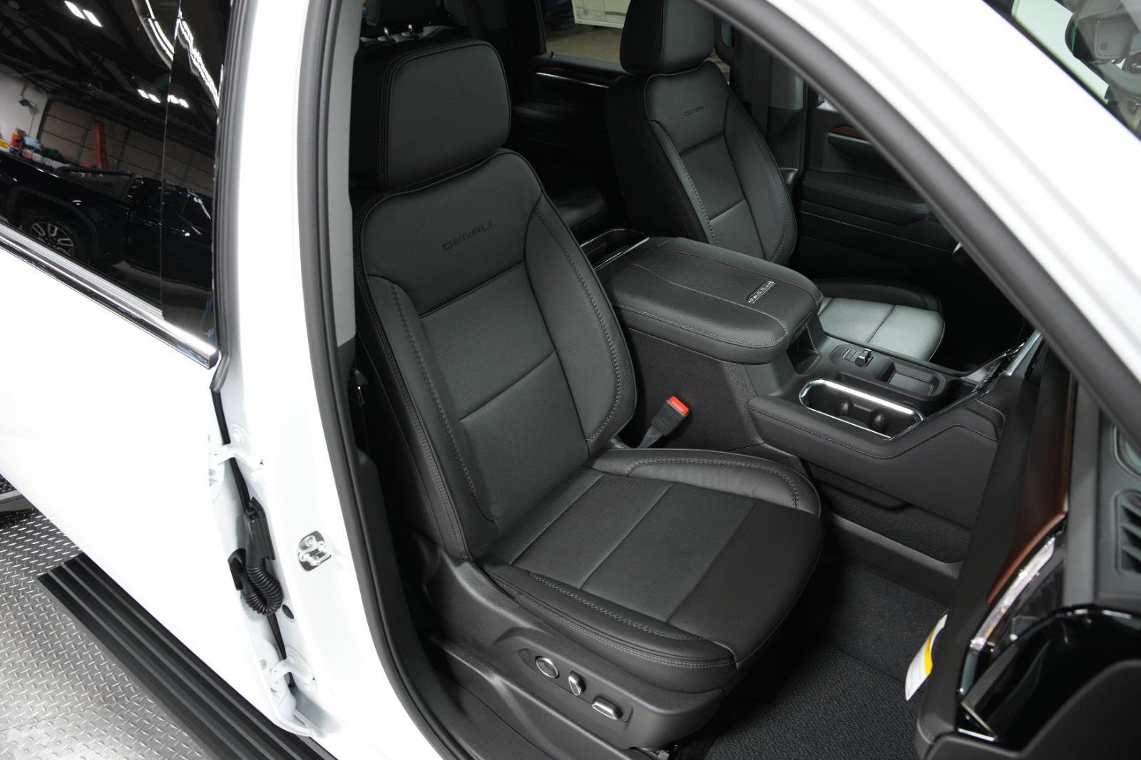 New 2025 GMC Sierra 2500 Denali w/ Denali Reserve Package image 17