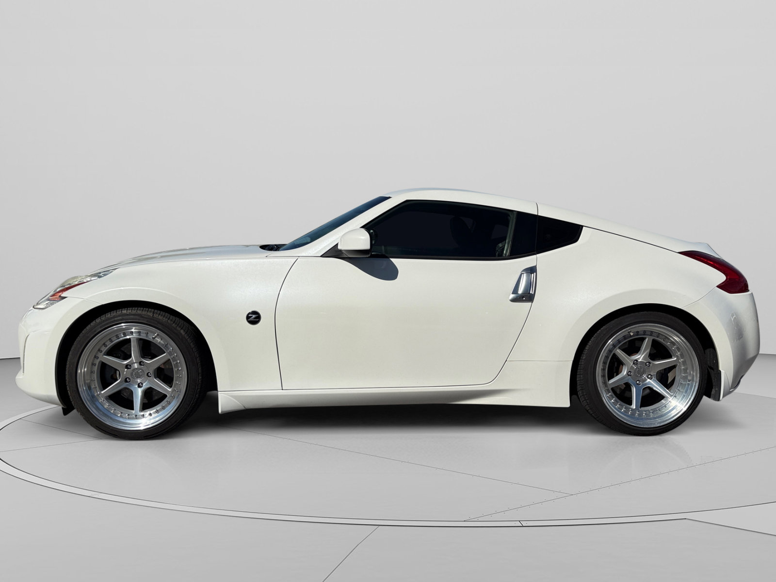 Used 2017 Nissan 370Z Coupe RWD image 2
