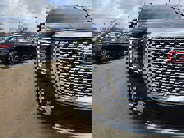 Used 2022 GMC Yukon XL Denali w/ Denali Premium Package image 10