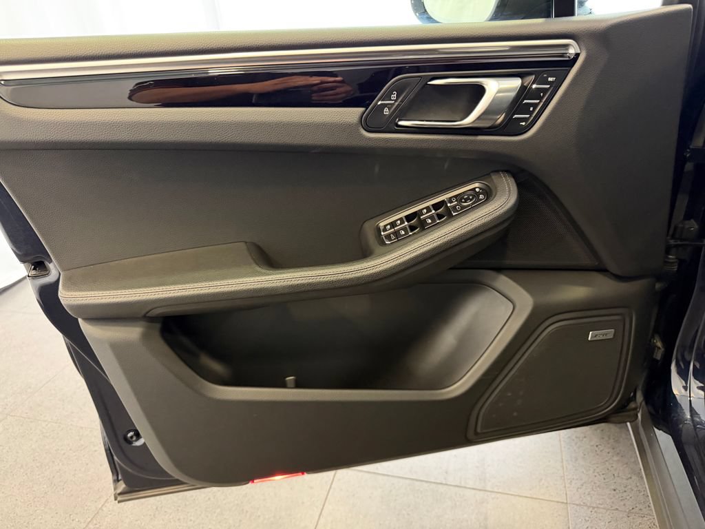 Certified 2020 Porsche Macan AWD/4WD image 13
