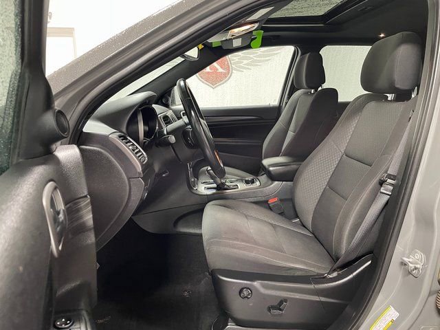 Used 2019 Jeep Grand Cherokee Laredo AWD/4WD image 11