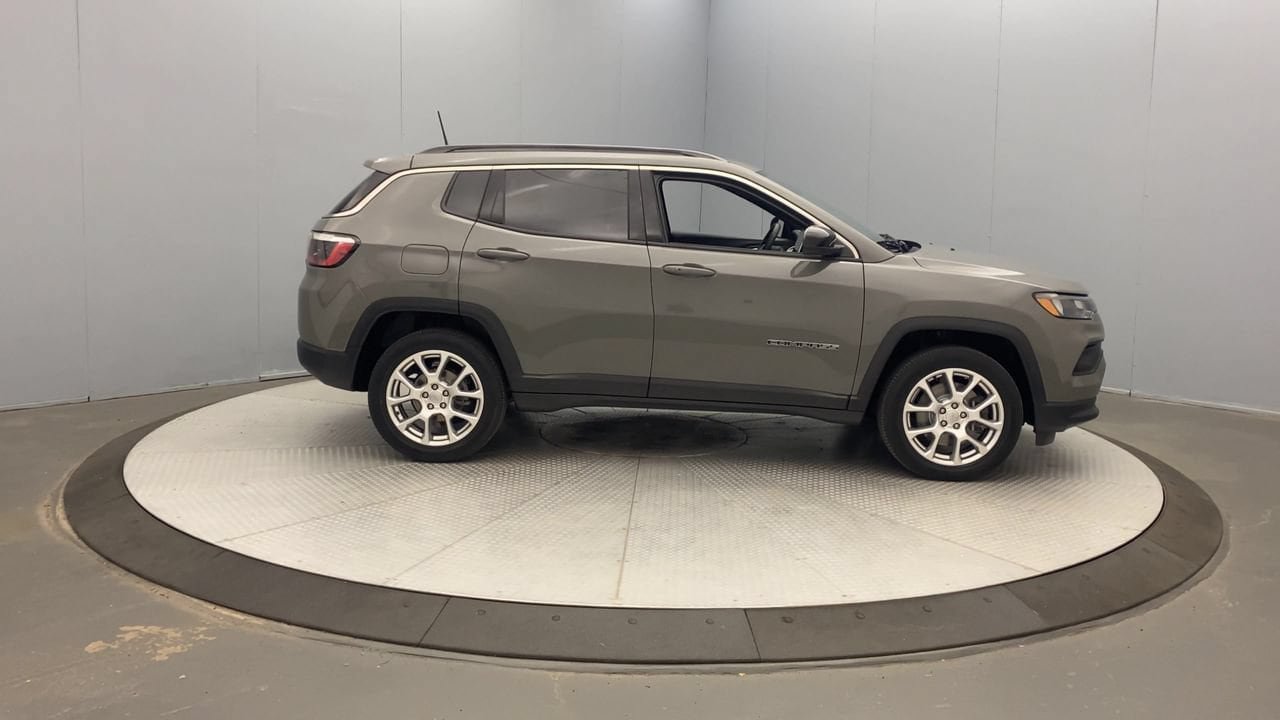 Used 2023 Jeep Compass Latitude AWD/4WD image 6