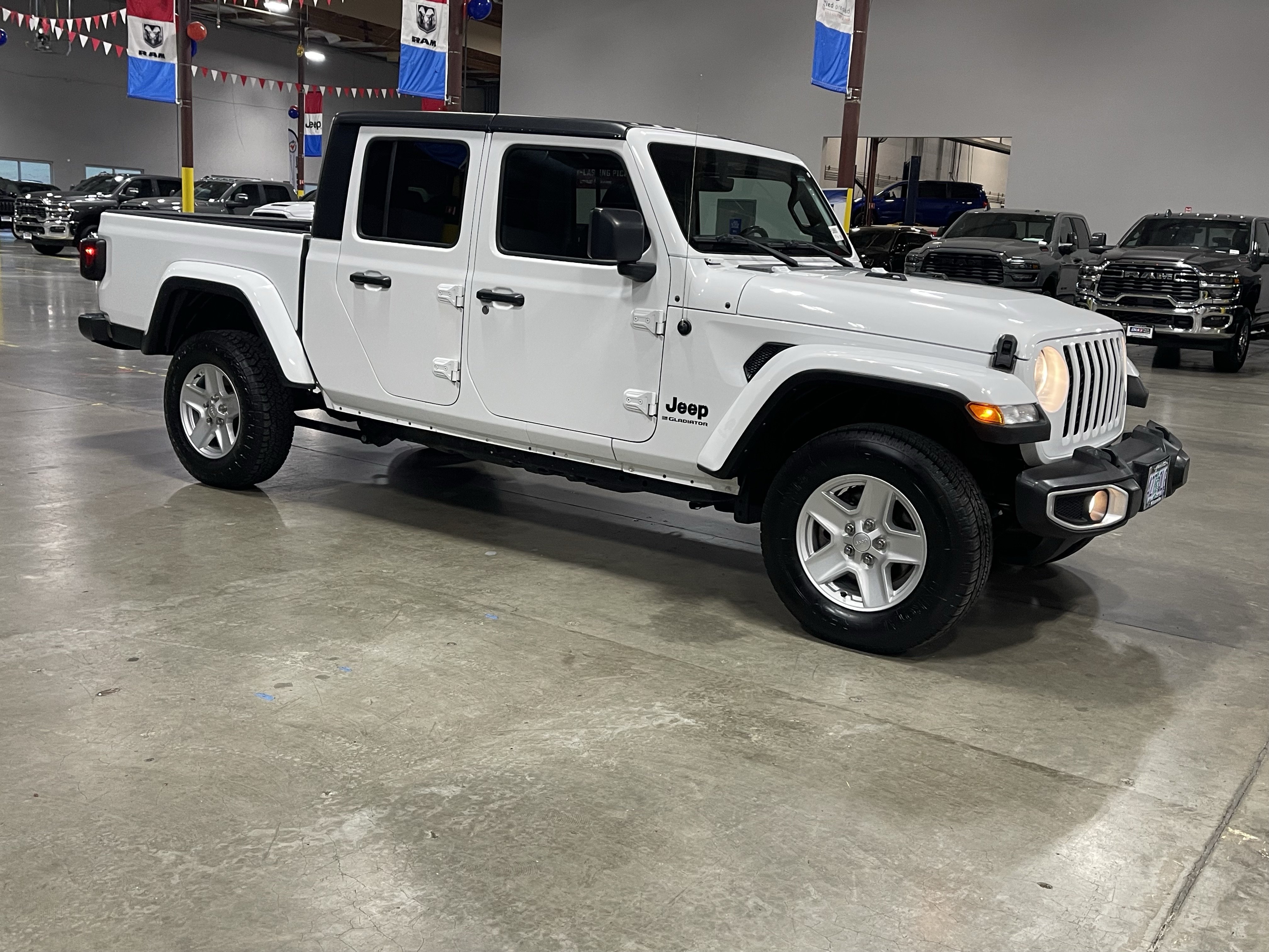 Used 2023 Jeep Gladiator Sport AWD/4WD image 7