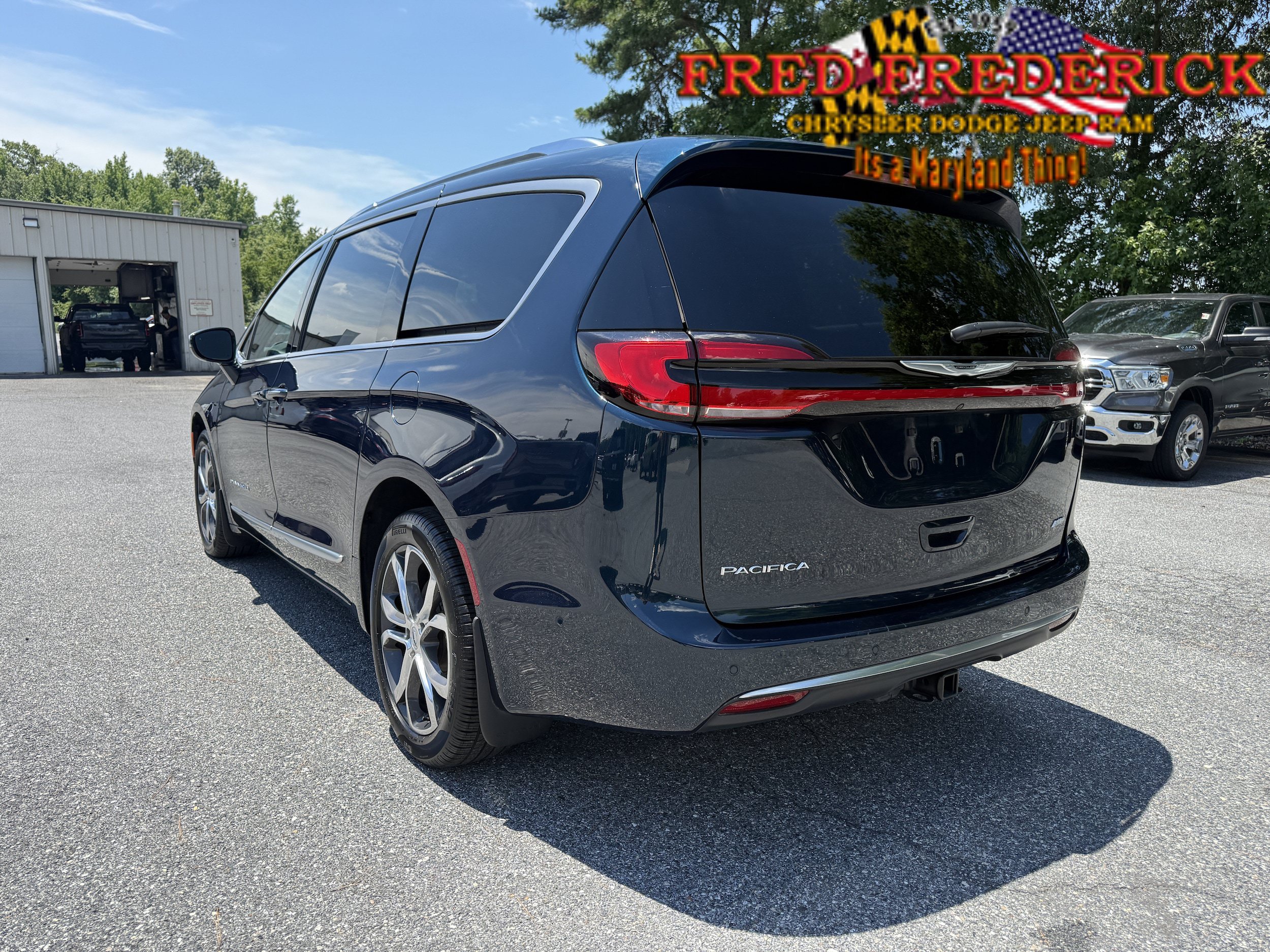 Used 2024 Chrysler Pacifica Pinnacle w/ Trailer Tow Group AWD/4WD image 5