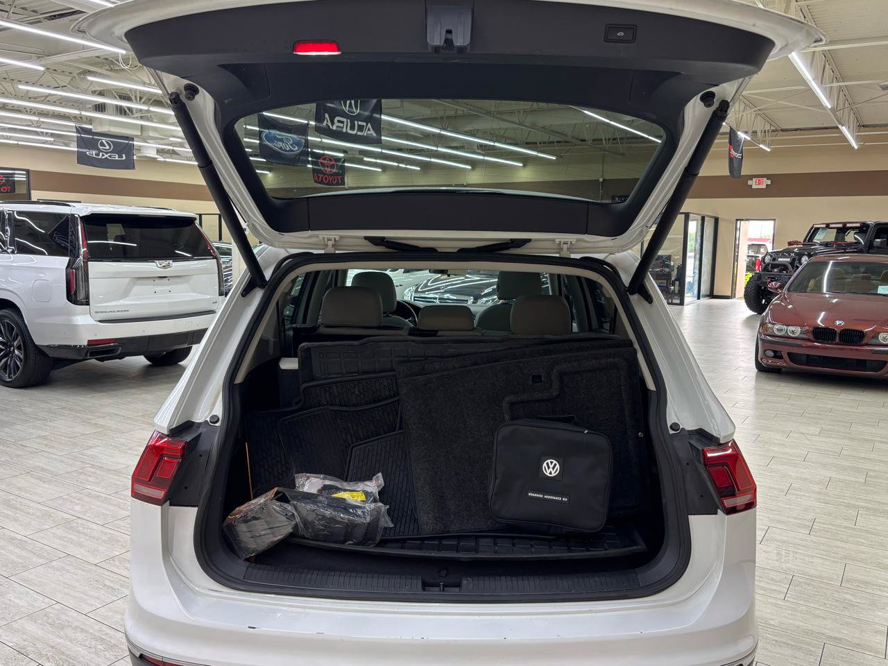 Used 2018 Volkswagen Tiguan SEL FWD image 9