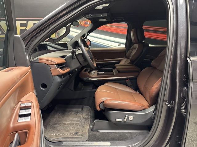 Used 2025 Lincoln Navigator Reserve AWD/4WD image 4