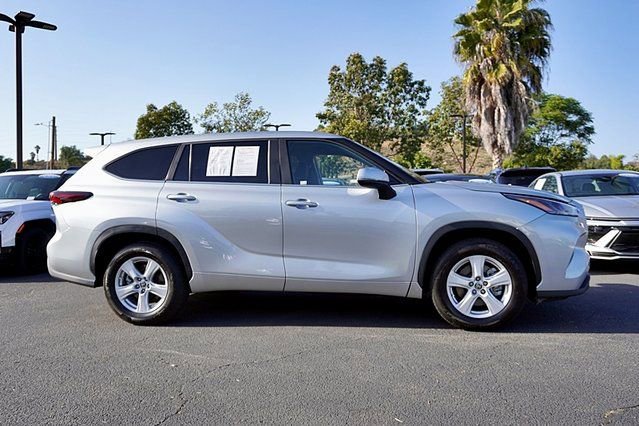 Used 2025 Toyota Highlander LE FWD image 7