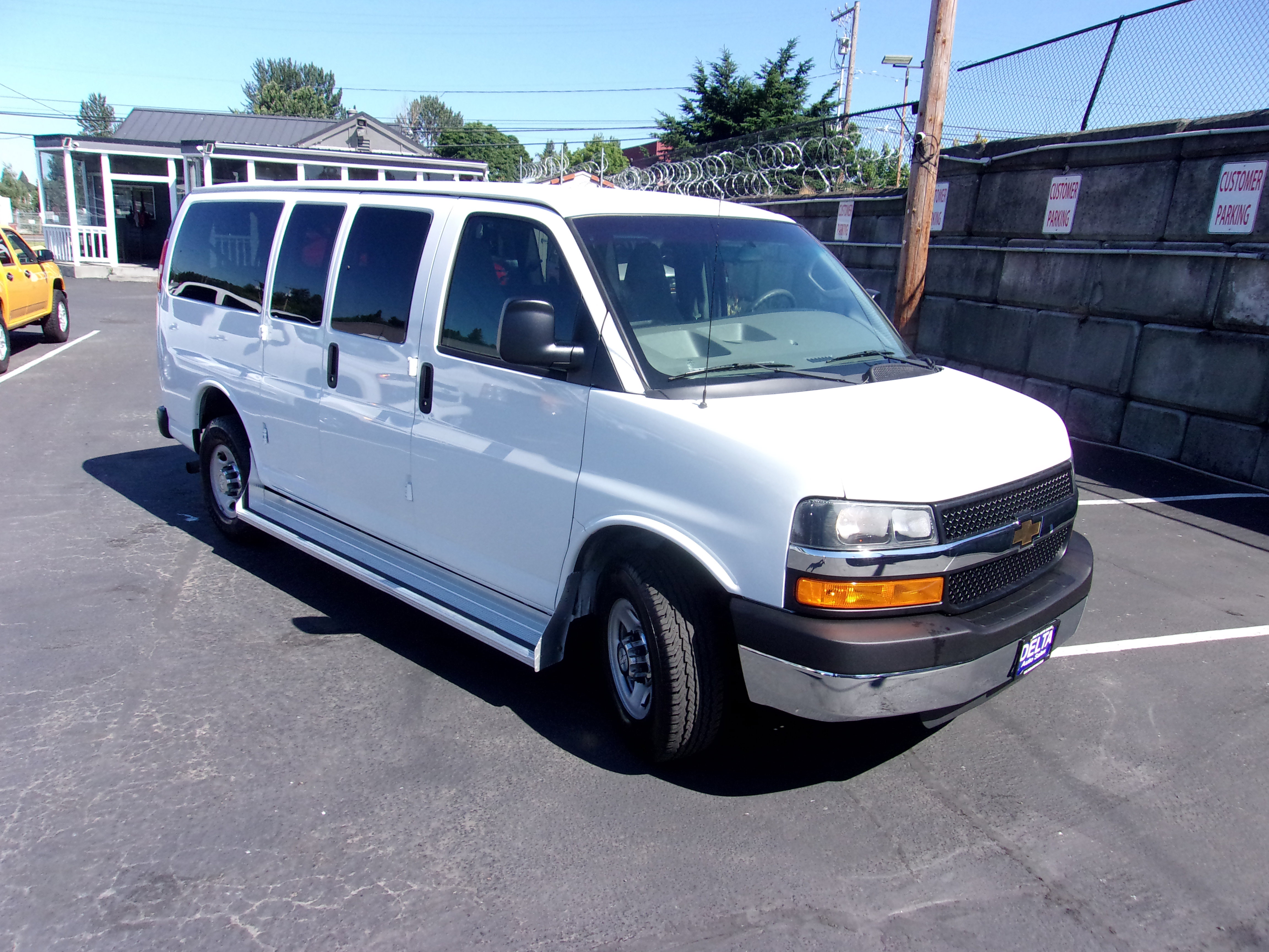 Used 2016 Chevrolet Express 3500 LT w/ LT Preferred Equipment Group image 10