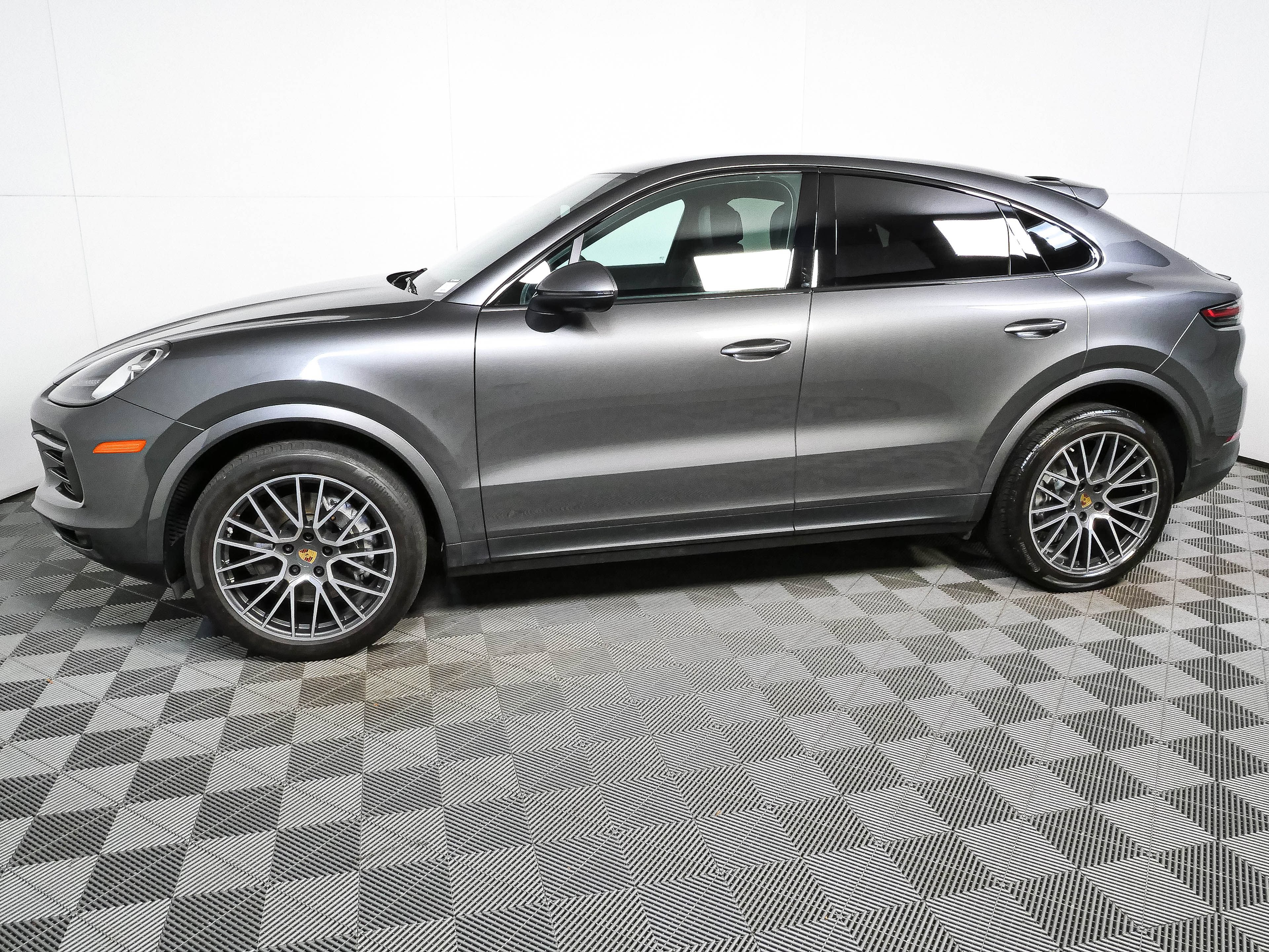 Certified 2022 Porsche Cayenne Coupe AWD/4WD image 2